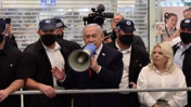 Netanyahu, AVM'de megafonla oy istedi
