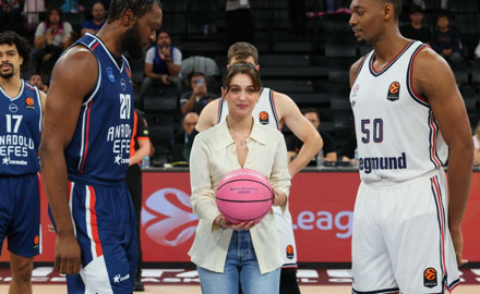 Pembe Top, Cemre Baysel'le 13. kez sahaya çıktı