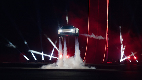 Tesla 'uçan' otomobilini tanıttı