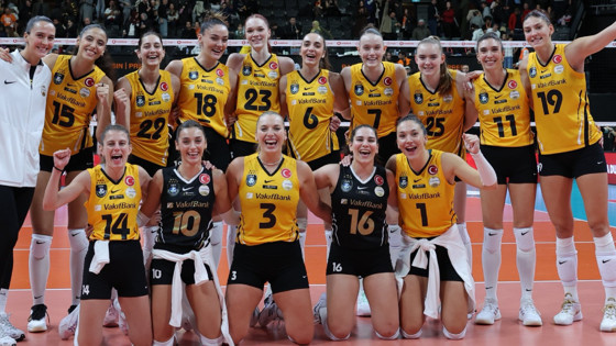 Sultanlar Ligi'nde nefes kesen derbi: Eczacıbaşı öne geçti, VakıfBank mucizeyi başardı!