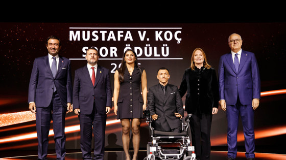 Güreşçi Nesrin Baş, paralimpik yüzücü Umut Ünlü ve Mehmet Akif Üstündağ