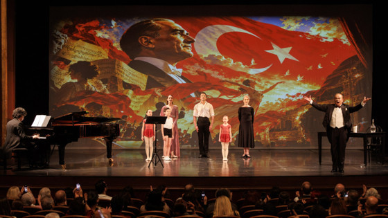 “Atatürk ve Sanat” Cumhuriyet’in aydınlanma mirasını sahneye taşıdı