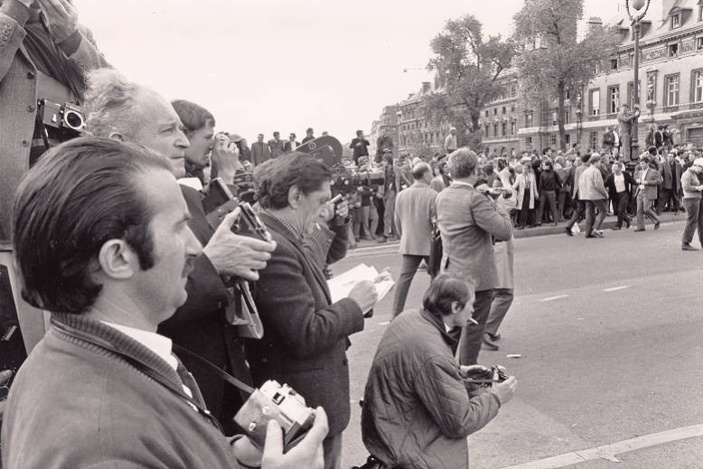 Abidin Dino 1968'deki öğrenci eylemlerini çizerken