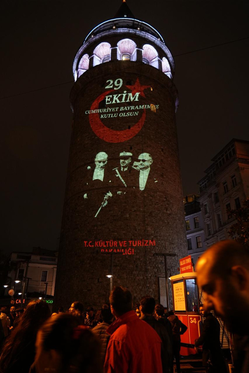 Atatürk’ün tarihi fotoğrafları Galata Kulesi’ni aydınlattı - Fotoğraf: 2