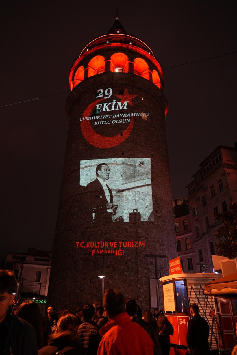 Atatürk’ün tarihi fotoğrafları Galata Kulesi’ni aydınlattı - Fotoğraf: 3
