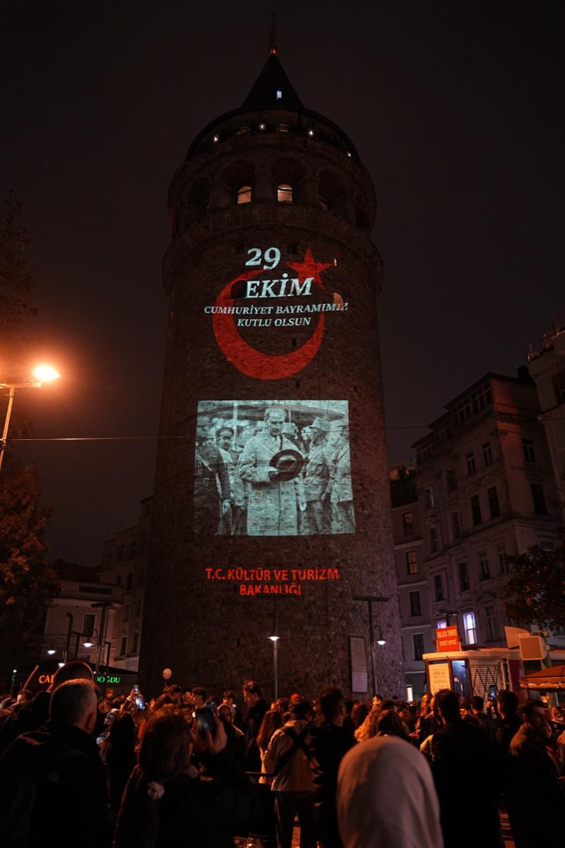 Atatürk’ün tarihi fotoğrafları Galata Kulesi’ni aydınlattı - Fotoğraf: 4