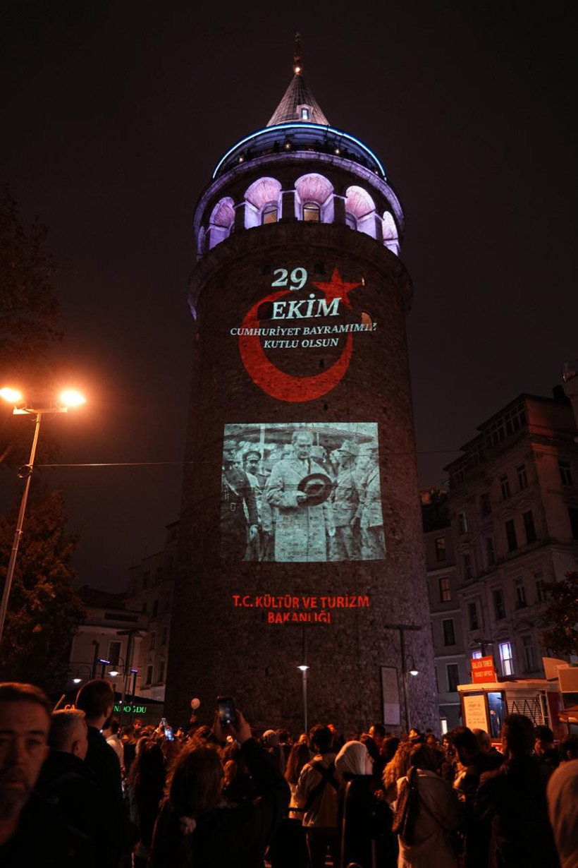 Atatürk’ün tarihi fotoğrafları Galata Kulesi’ni aydınlattı - Fotoğraf: 5