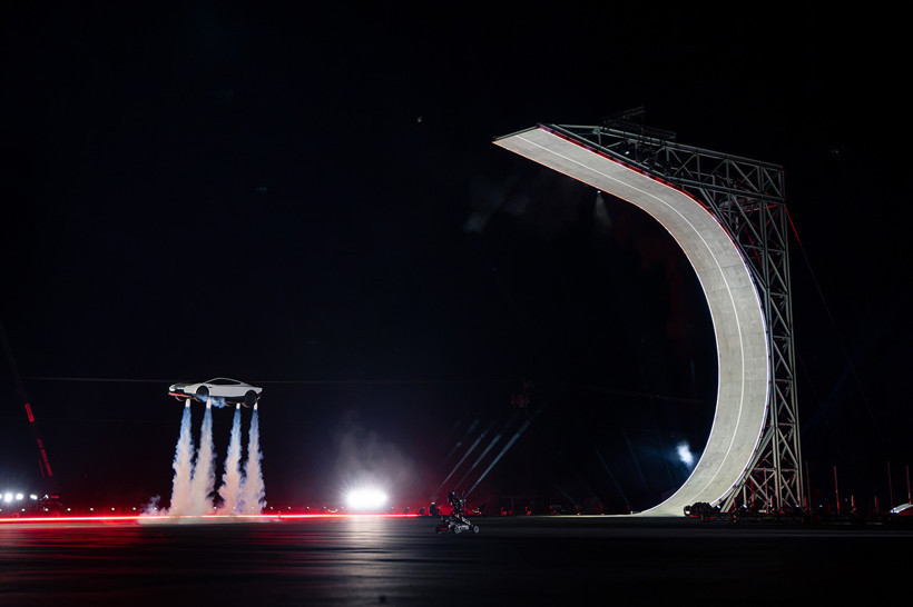 Tesla 'uçan' otomobilini tanıttı - Fotoğraf: 7
