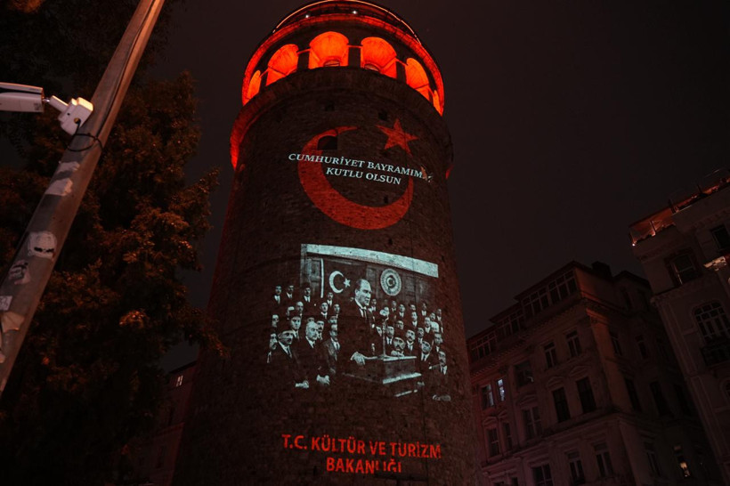 Atatürk’ün tarihi fotoğrafları Galata Kulesi’ni aydınlattı - Fotoğraf: 8