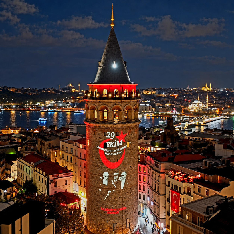 Atatürk’ün tarihi fotoğrafları Galata Kulesi’ni aydınlattı - Fotoğraf: 1