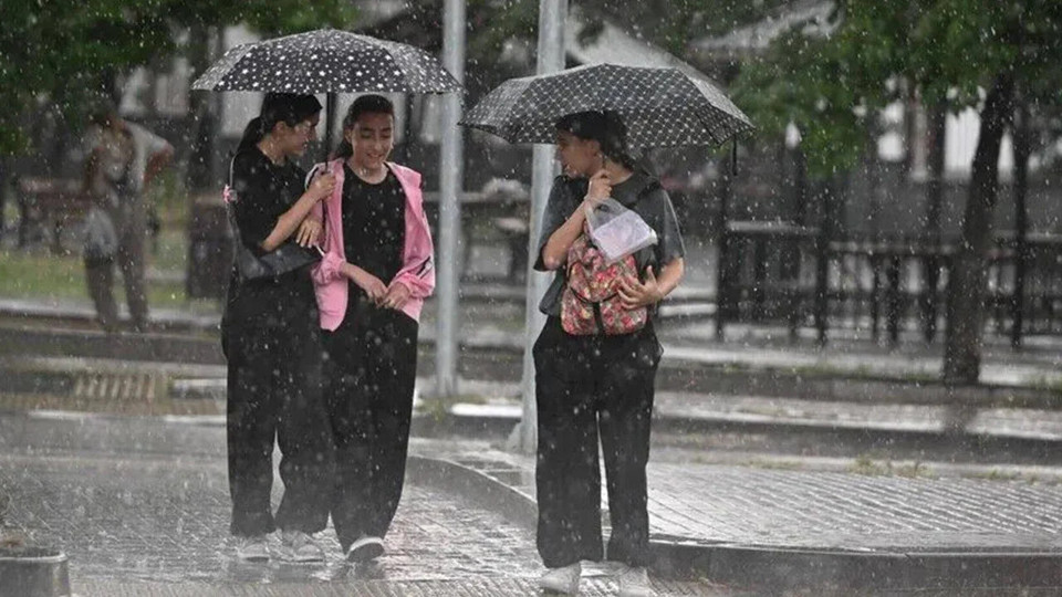 Rekor yağış sonrasında peş peşe kararlar: 5 ilde okullar tatil edildi!