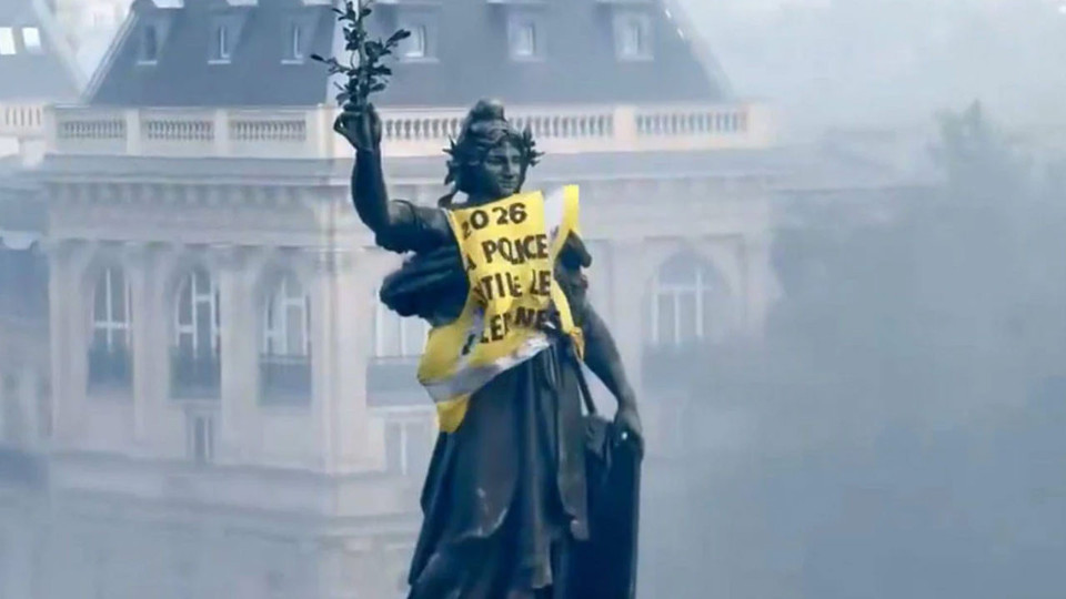 Paris’te Marianne heykeline ‘2026, polis lise öğrencilerini sakat bırakıyor’ yazısı