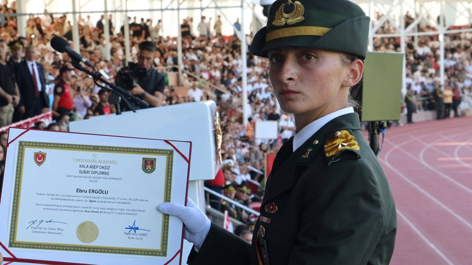 İhraç edilen teğmen Ebru Eroğlu’nun babası işten çıkarıldı