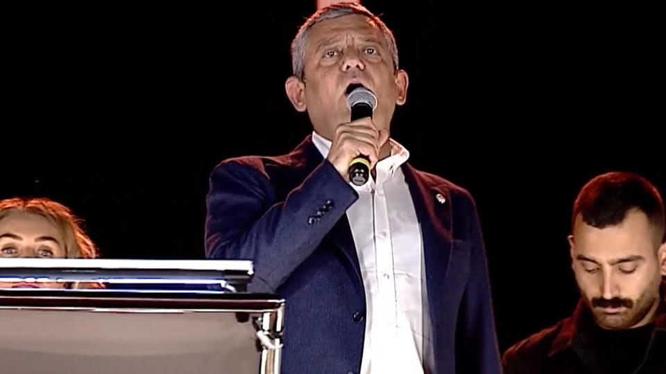 YENİ Parti'den Halk TV önünde dayanışma mitingi: Özgür Özel A Haber'e seslendi: 'Biz sokağa çağırırsak...'