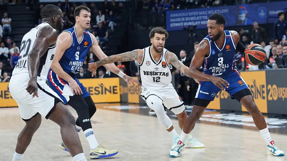EuroLeague'de Türk derbisi: Beşiktaş direndi, Anadolu Efes geçit vermedi!