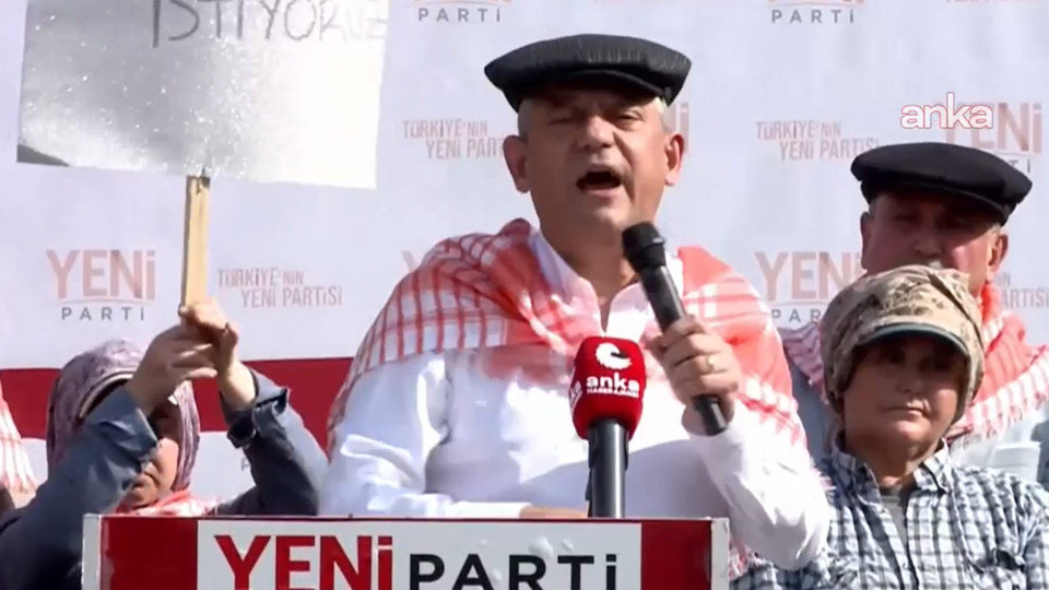 YENİ Parti lideri Özgür Özel, üzüm üreticileriyle buluştu