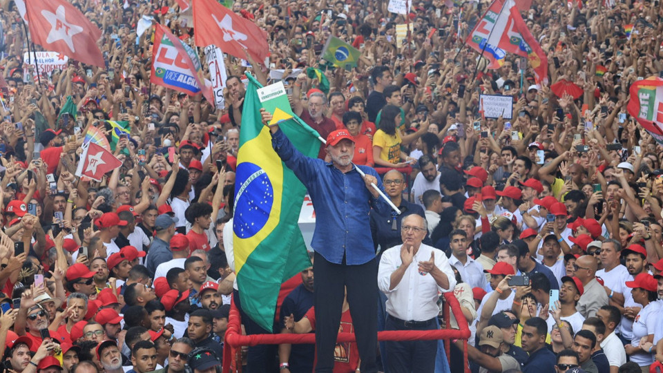İlk turu kaybetmişti, 80 yaşındaki lider Bolsanaro'yu ezdi geçti