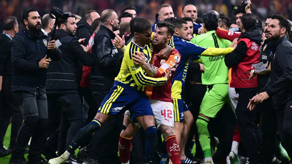 Derbi bitti; oyuncular birbirine girdi: Son düdük sonrası kırmızı yağdı!
