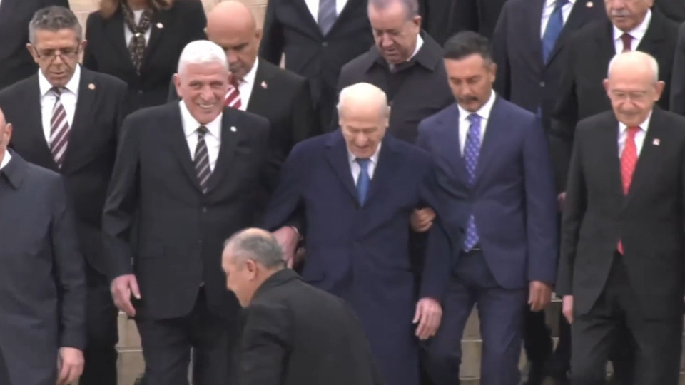 Müsavat Dervişoğlu ve Devlet Bahçeli 29 Ekim töreninden kol kola ayrıldı