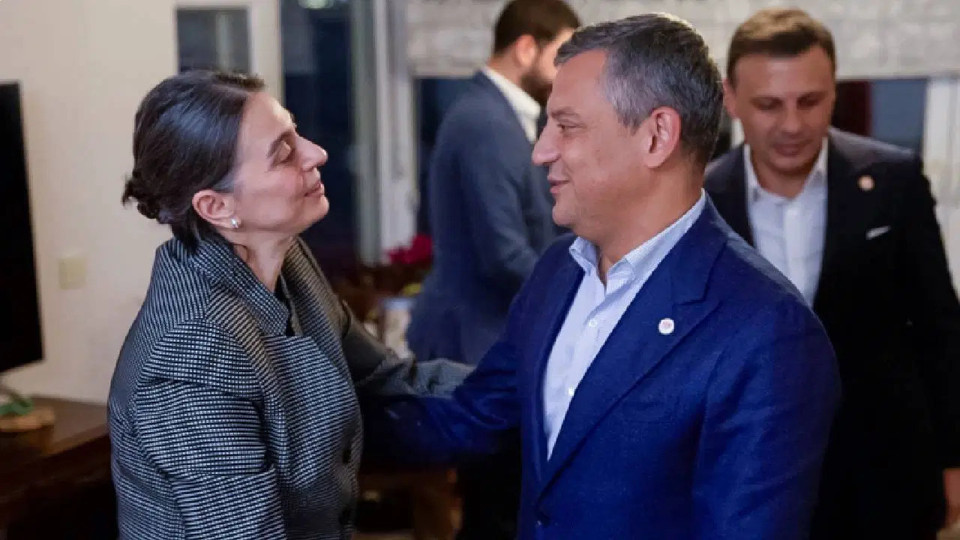 Özgür Özel, Sinem Dedetaş'ı ev hapsinde ziyaret etti