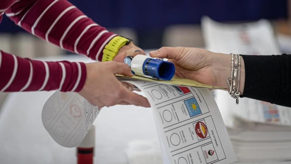 DEM Parti'nin kalesinde anket: AK Parti'de tarihi düşüş, fark 34,5 puan